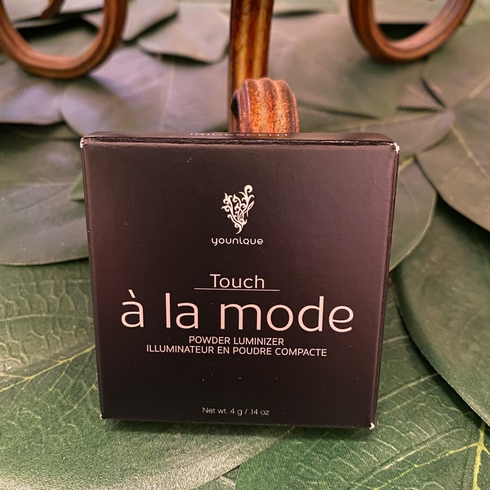 NEW IN BOX! Younique Powder Luminizer